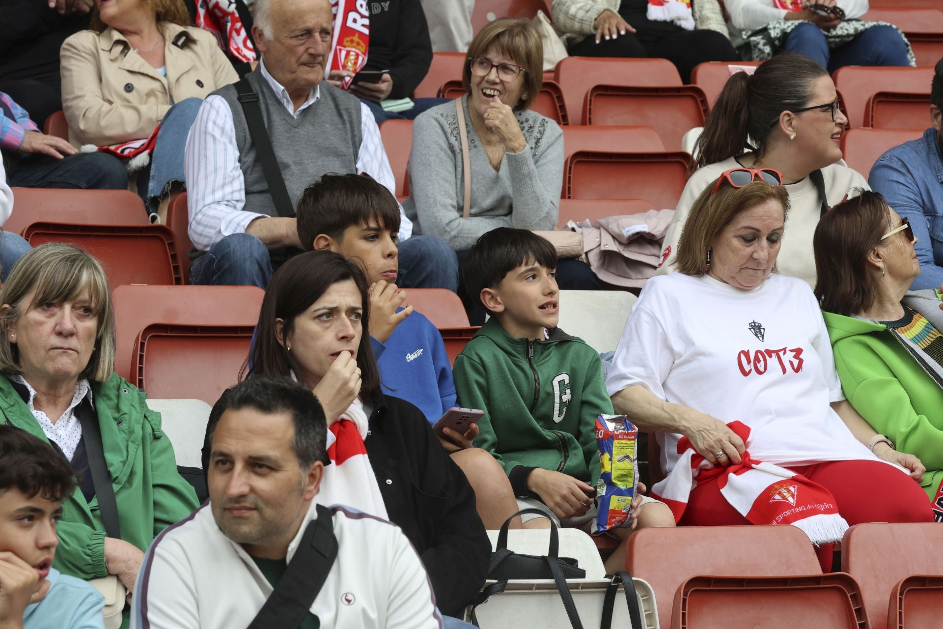 ¿Estuviste en el Sporting de Gijón - Cartagena? ¡Búscate entre las fotos!