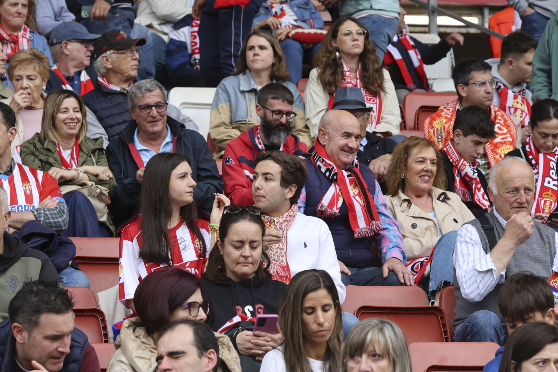 ¿Estuviste en el Sporting de Gijón - Cartagena? ¡Búscate entre las fotos!