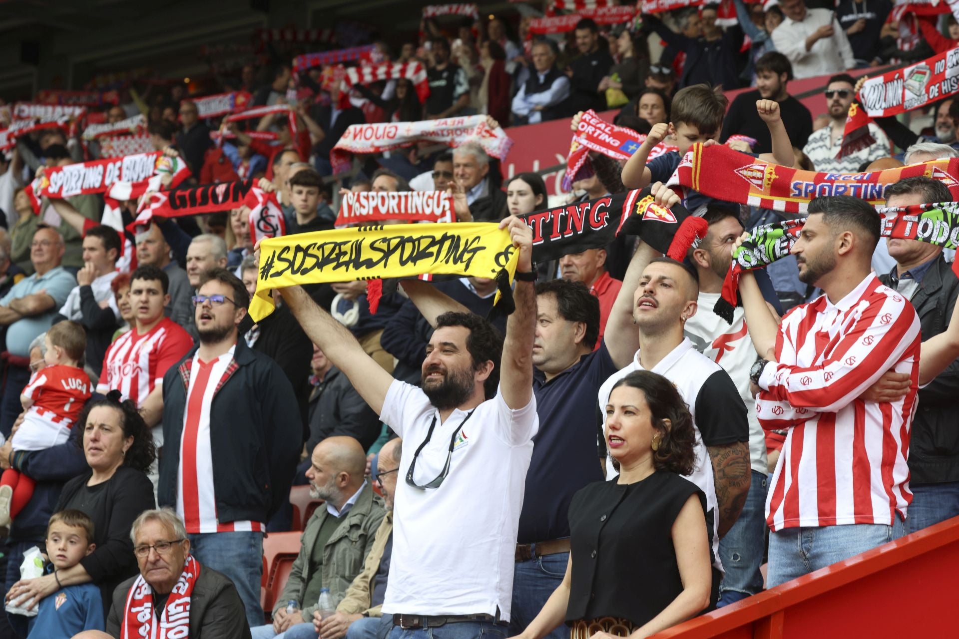 ¿Estuviste en el Sporting de Gijón - Cartagena? ¡Búscate entre las fotos!
