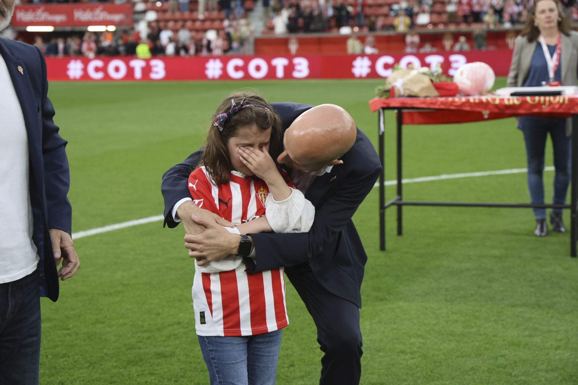 La última de Cote en El Molinón: su emotiva despedida del Sporting de Gijón, en imágenes