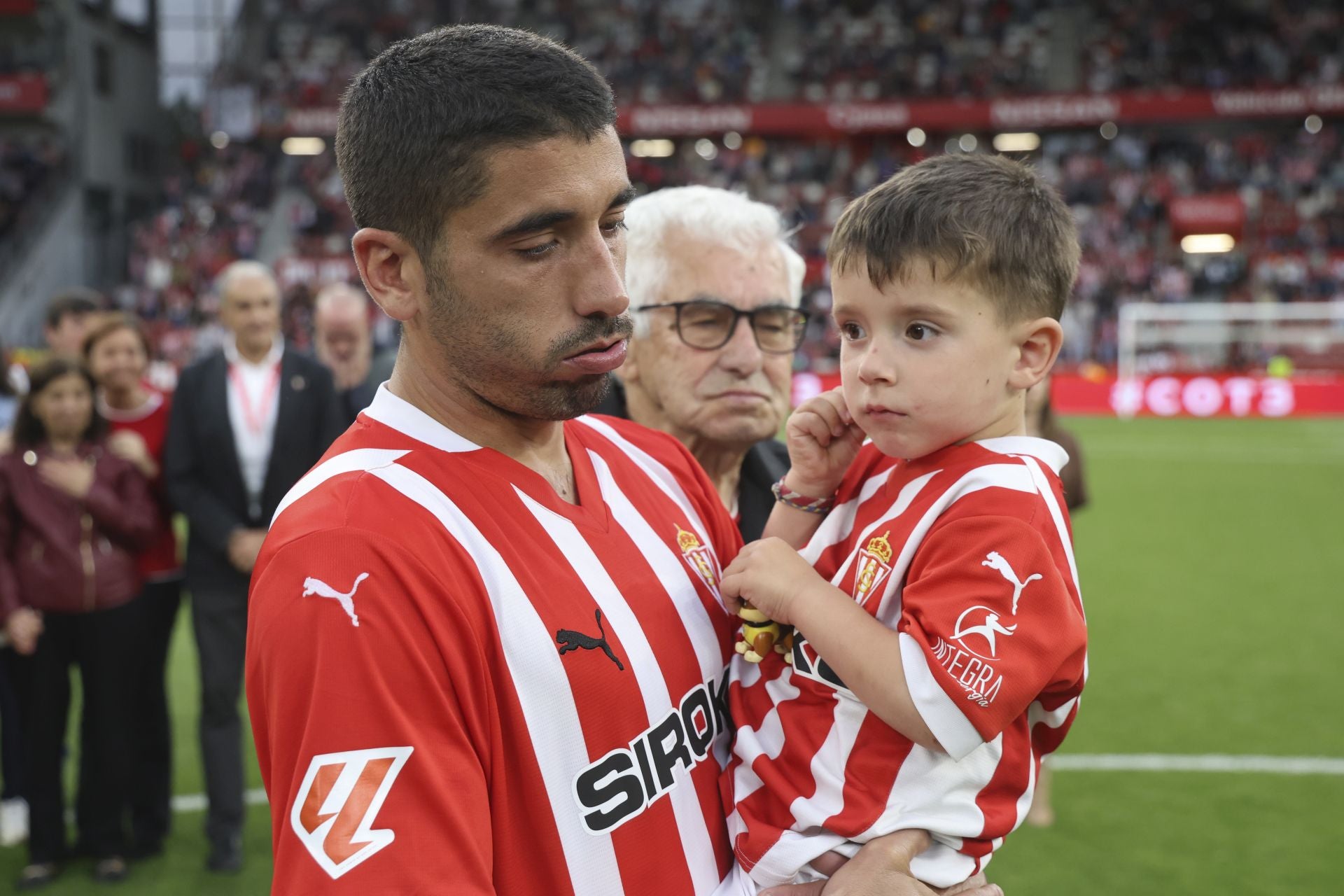La última de Cote en El Molinón: su emotiva despedida del Sporting de Gijón, en imágenes