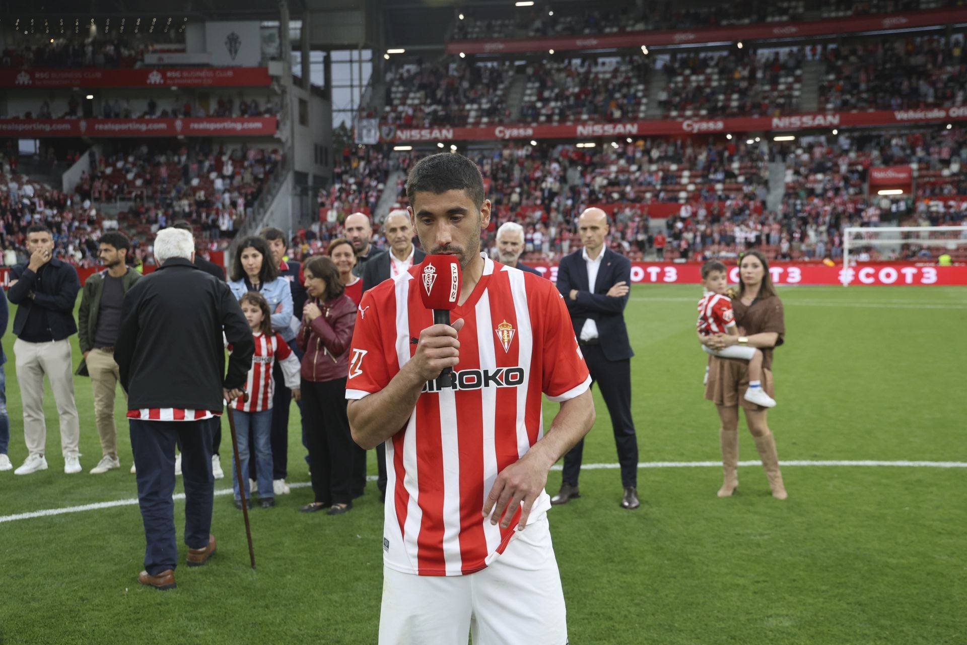 La última de Cote en El Molinón: su emotiva despedida del Sporting de Gijón, en imágenes