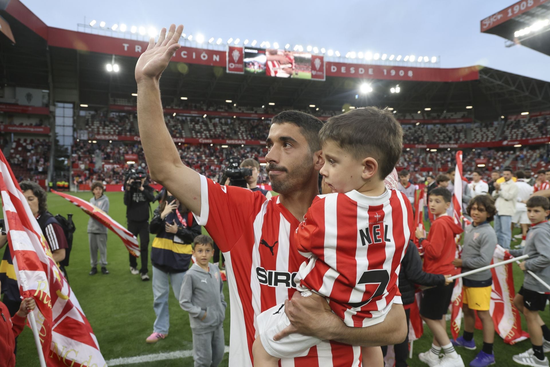 La última de Cote en El Molinón: su emotiva despedida del Sporting de Gijón, en imágenes