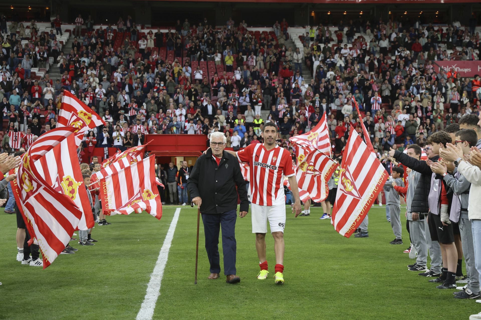 La última de Cote en El Molinón: su emotiva despedida del Sporting de Gijón, en imágenes