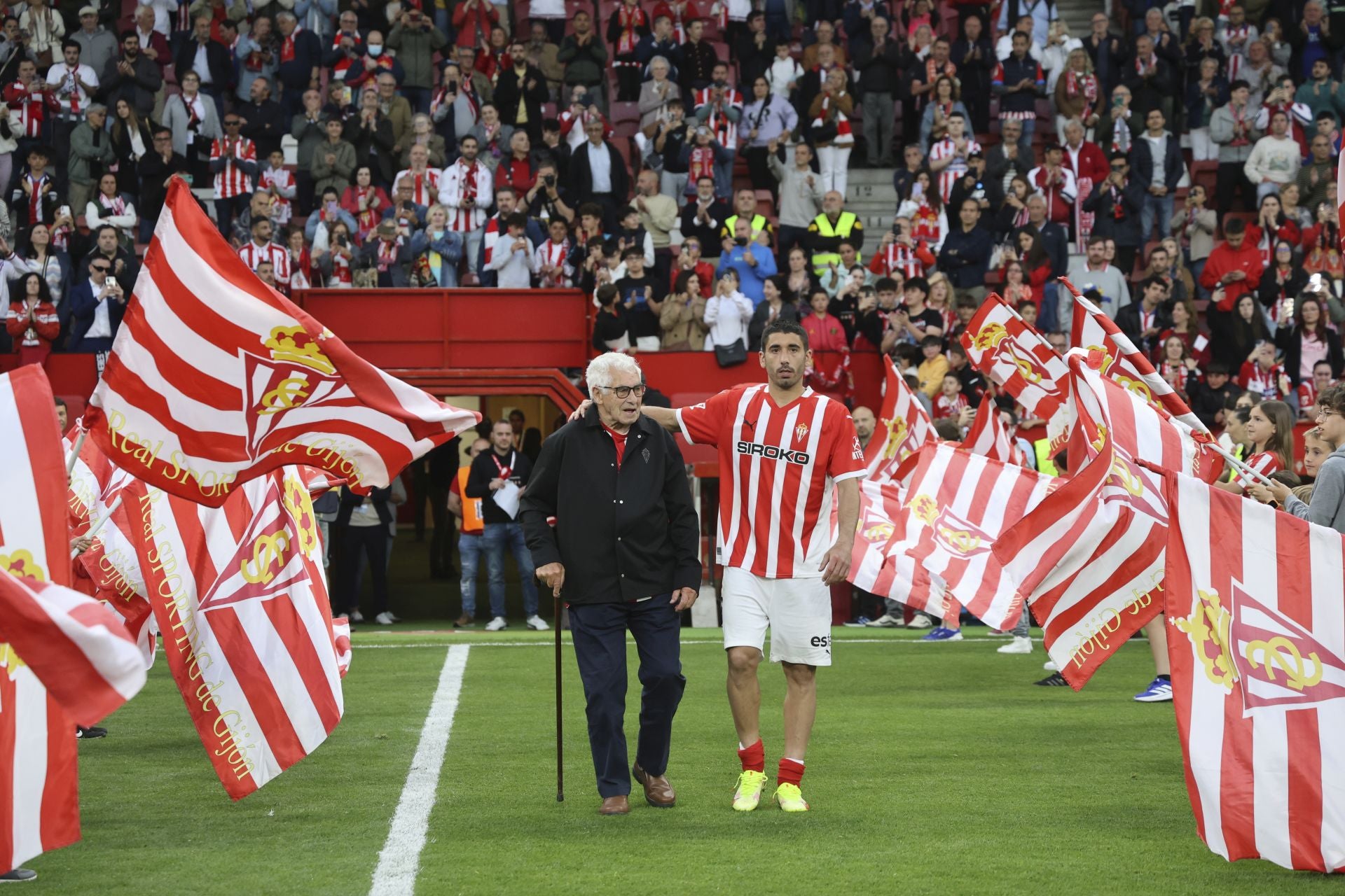 La última de Cote en El Molinón: su emotiva despedida del Sporting de Gijón, en imágenes