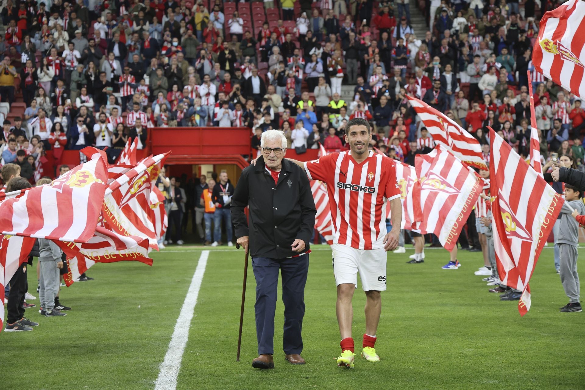 La última de Cote en El Molinón: su emotiva despedida del Sporting de Gijón, en imágenes