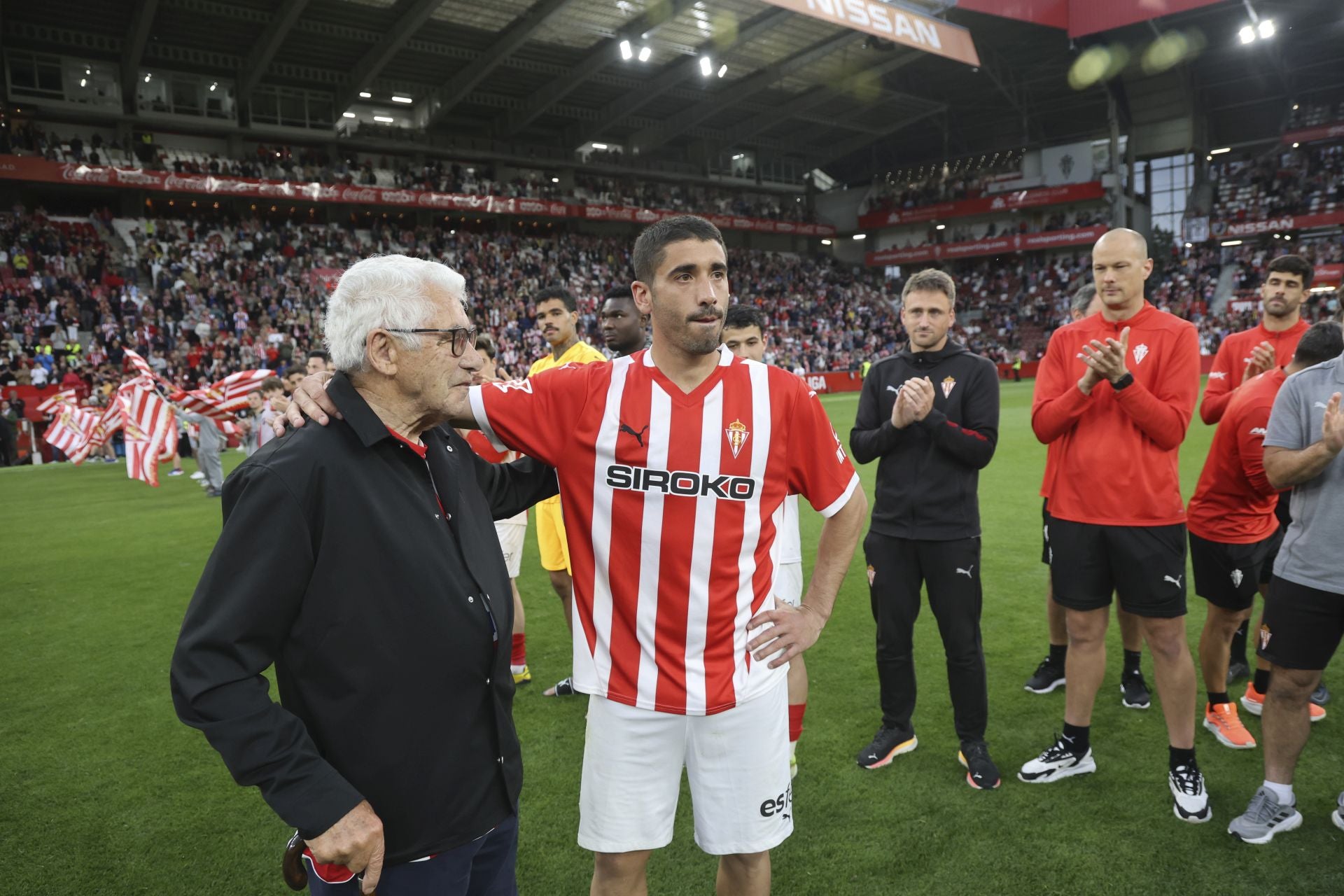 La última de Cote en El Molinón: su emotiva despedida del Sporting de Gijón, en imágenes