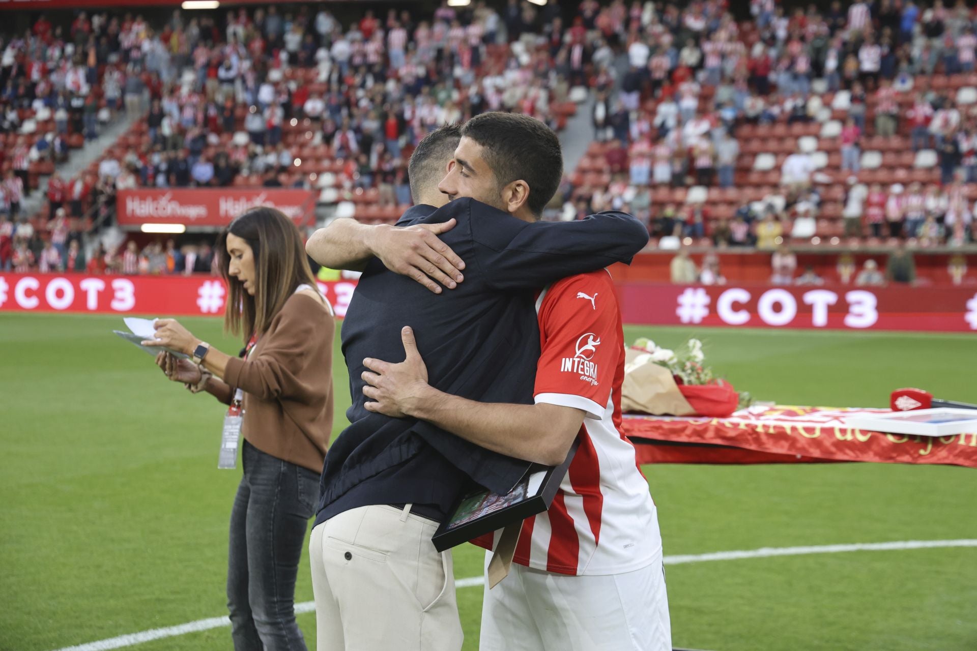 La última de Cote en El Molinón: su emotiva despedida del Sporting de Gijón, en imágenes