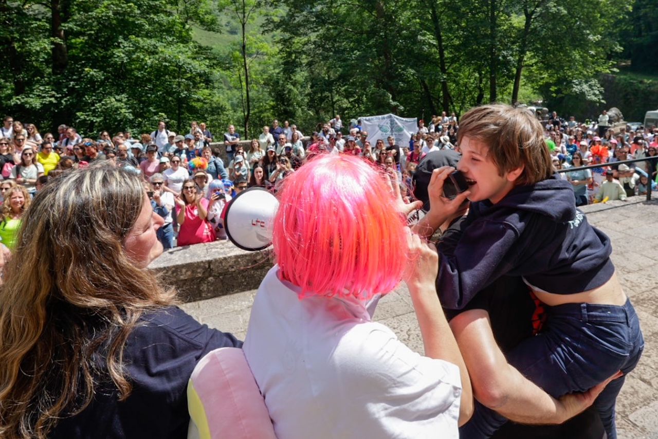 Al grito de ¡Javi, Javi! Así llegó a Covadonga la marcha contra el Nedamss
