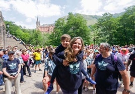 Javi, junto a su madre, Ana Piera, a su llegada a Covadonga, arropados por su 'ejército'.