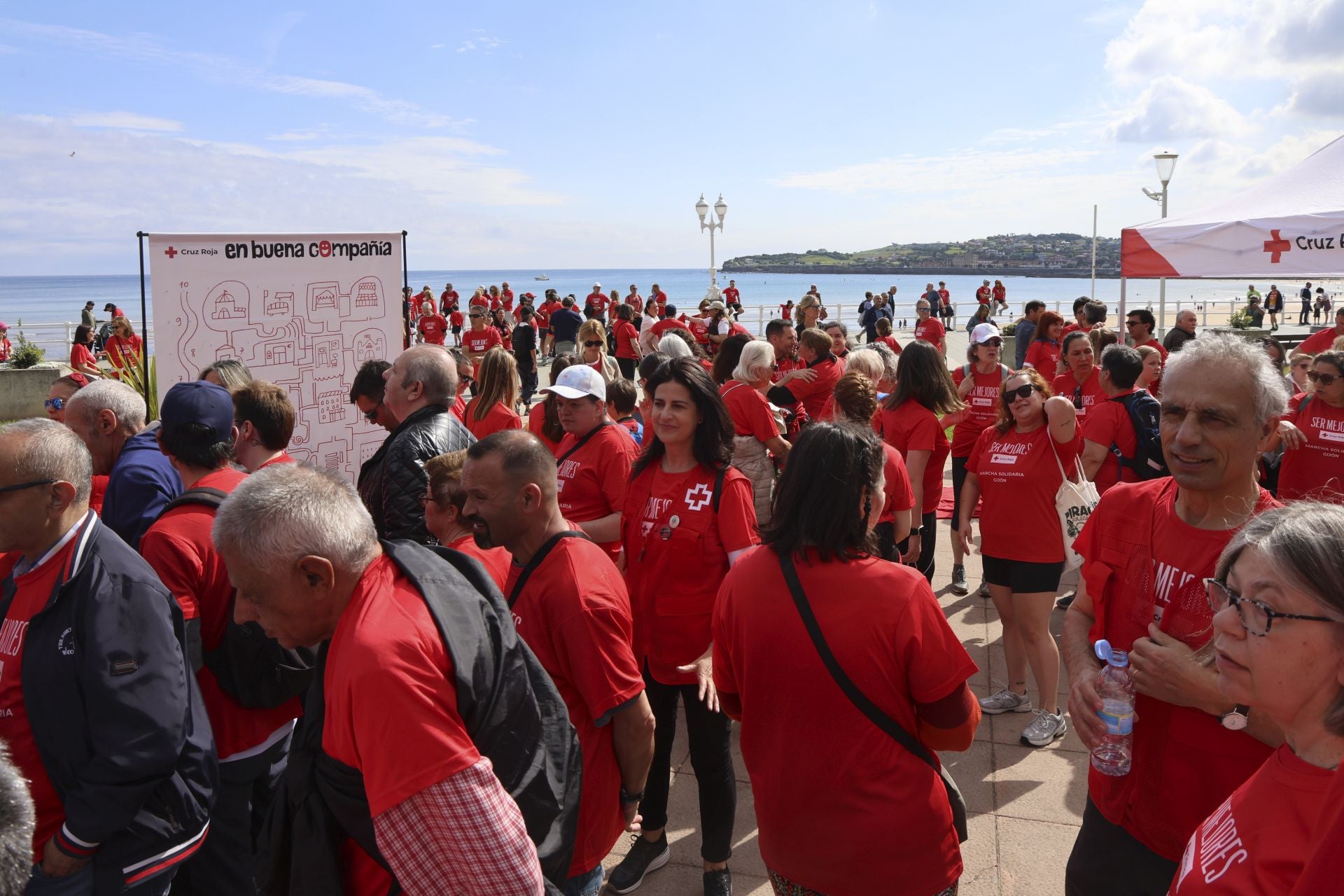 Marea de mil camisetas rojas en la marcha de Cruz Roja en Gijón