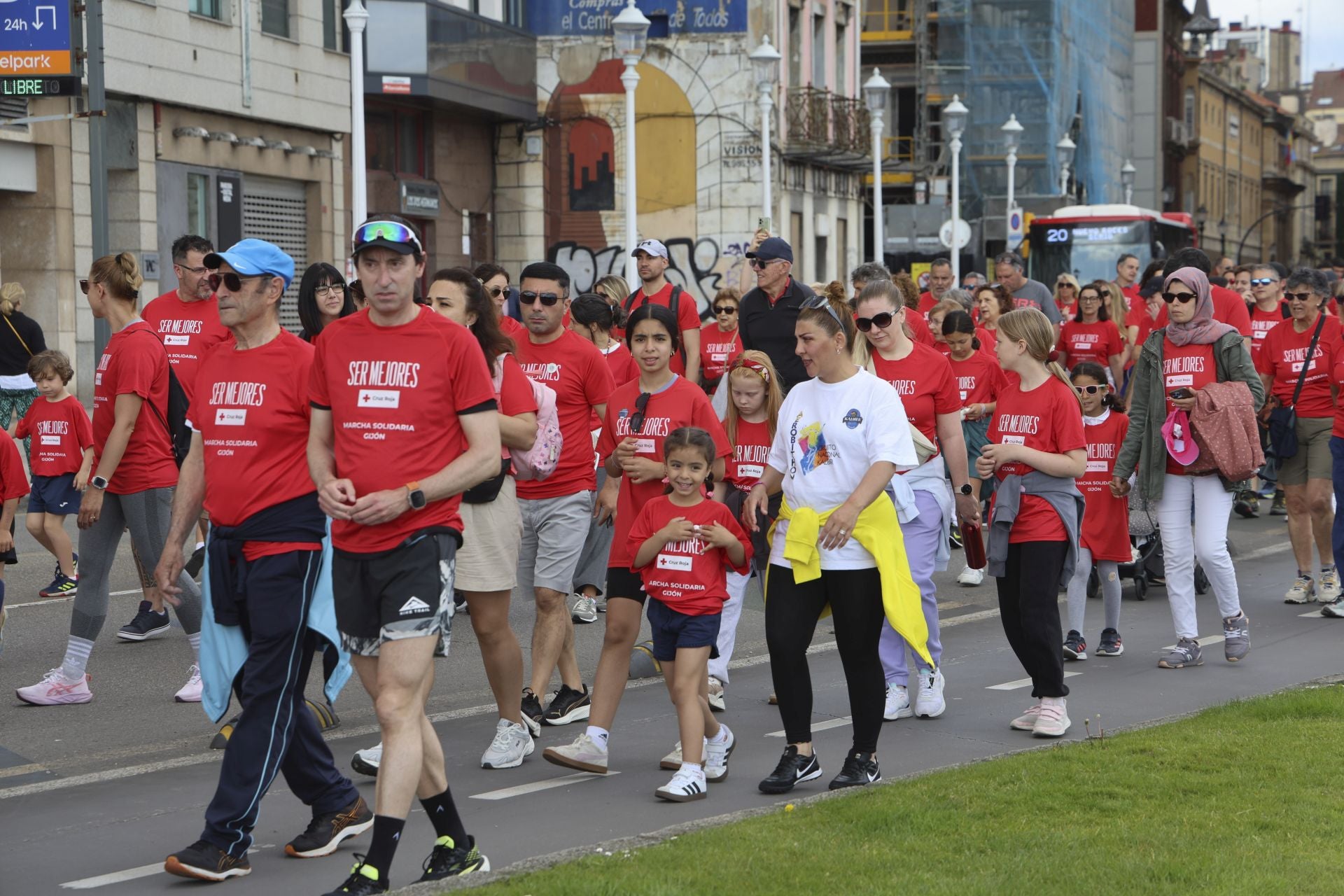 Marea de mil camisetas rojas en la marcha de Cruz Roja en Gijón