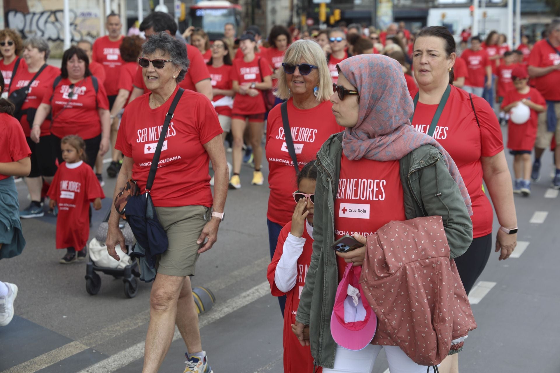 Marea de mil camisetas rojas en la marcha de Cruz Roja en Gijón