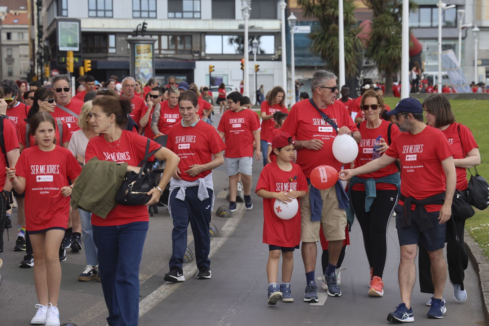 Marea de mil camisetas rojas en la marcha de Cruz Roja en Gijón