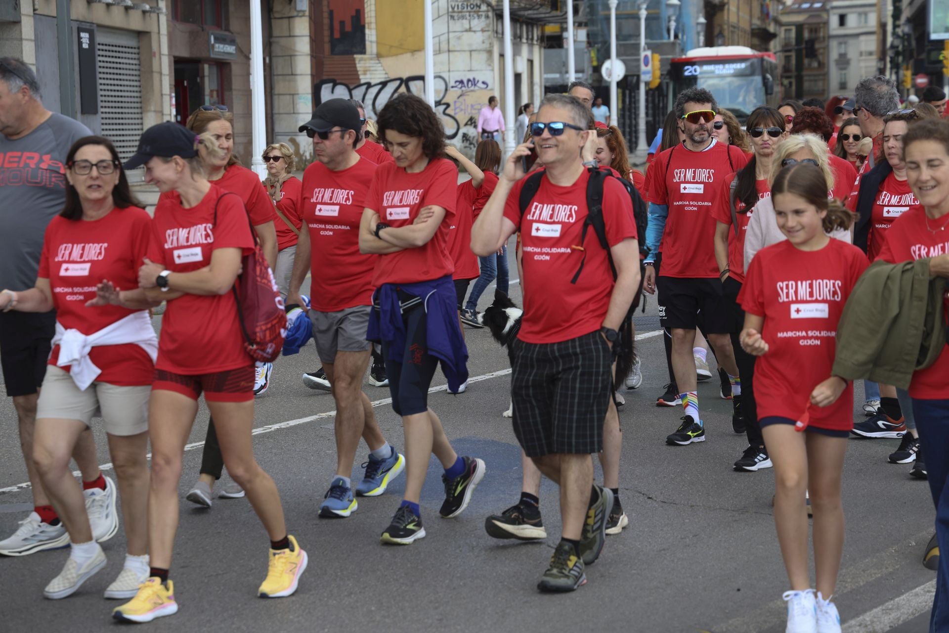 Marea de mil camisetas rojas en la marcha de Cruz Roja en Gijón