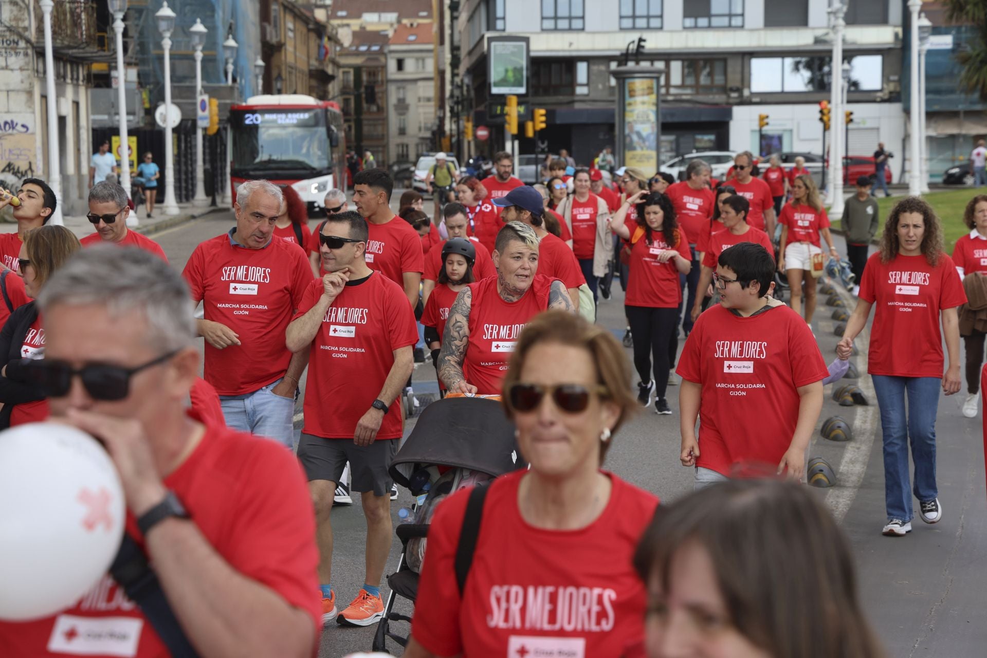 Marea de mil camisetas rojas en la marcha de Cruz Roja en Gijón