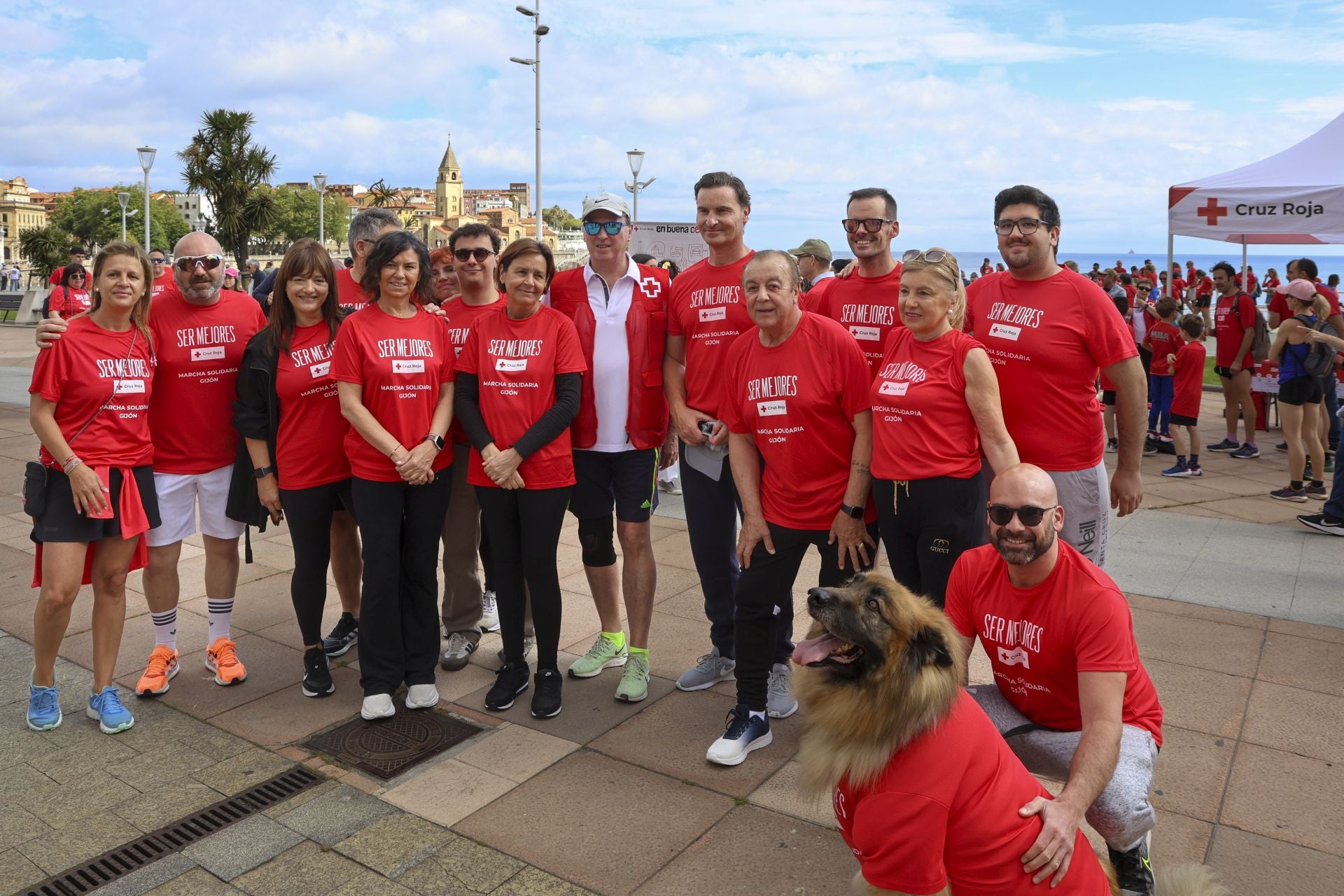 Marea de mil camisetas rojas en la marcha de Cruz Roja en Gijón