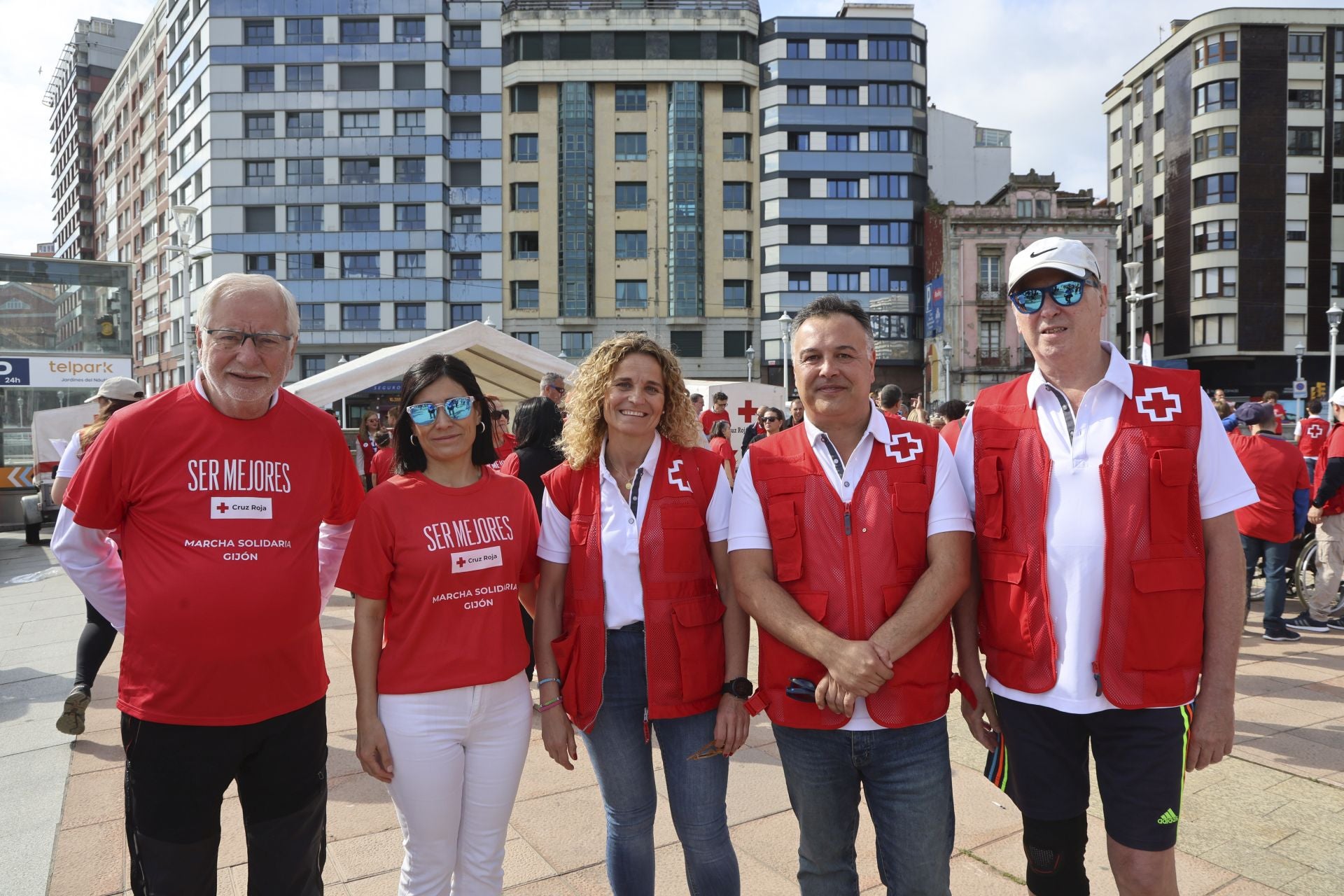 Marea de mil camisetas rojas en la marcha de Cruz Roja en Gijón