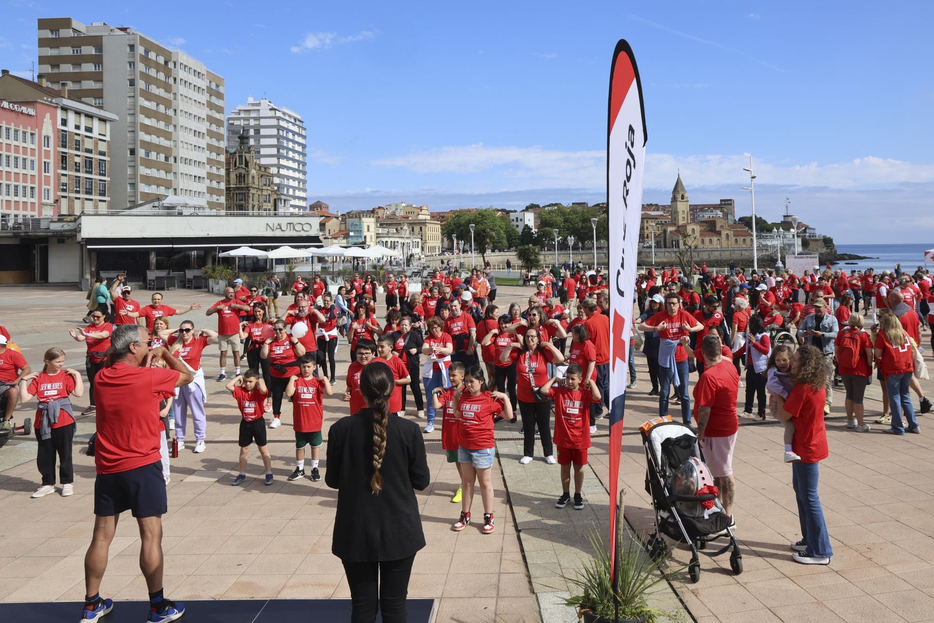 Marea de mil camisetas rojas en la marcha de Cruz Roja en Gijón