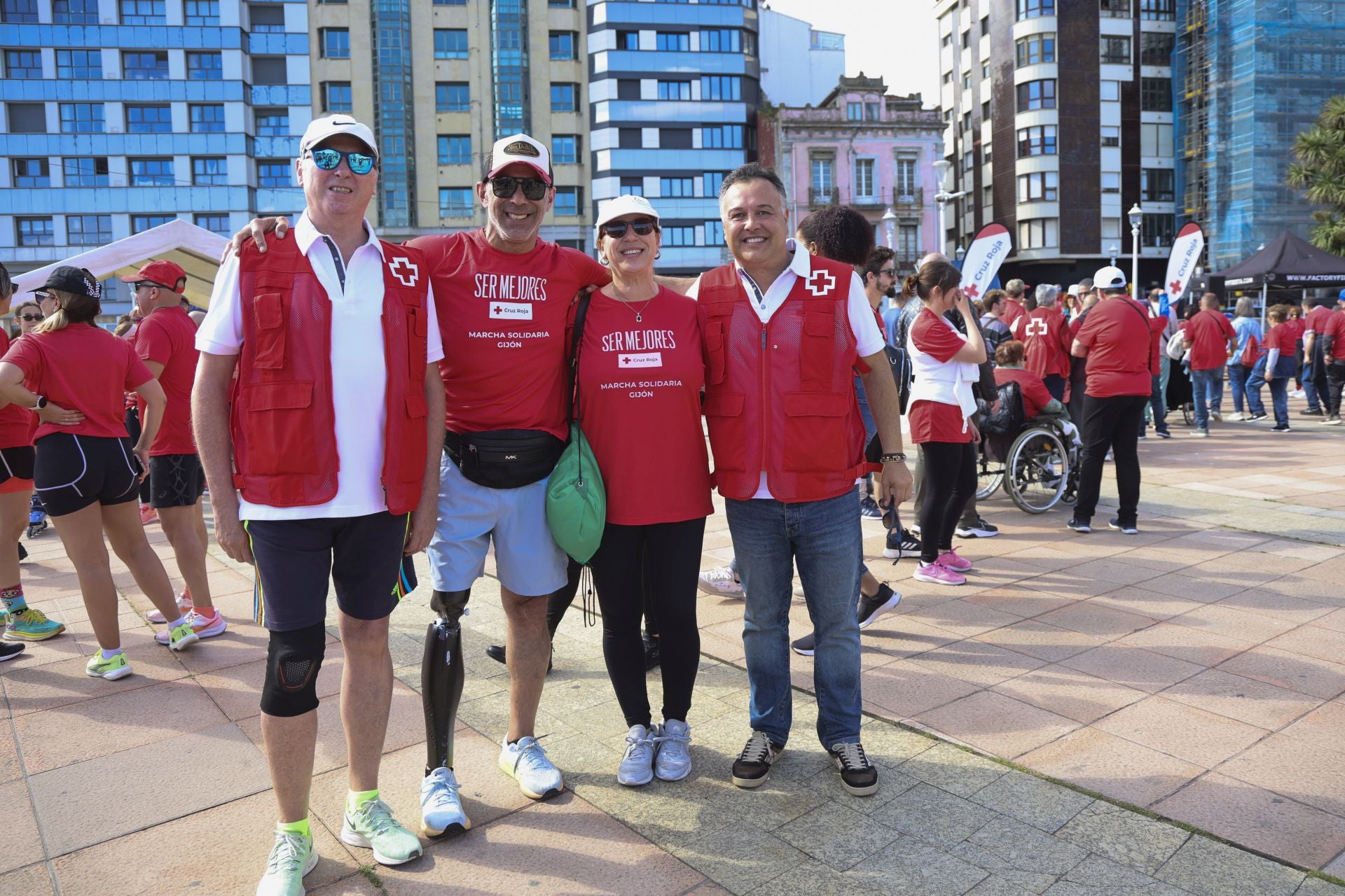 Marea de mil camisetas rojas en la marcha de Cruz Roja en Gijón