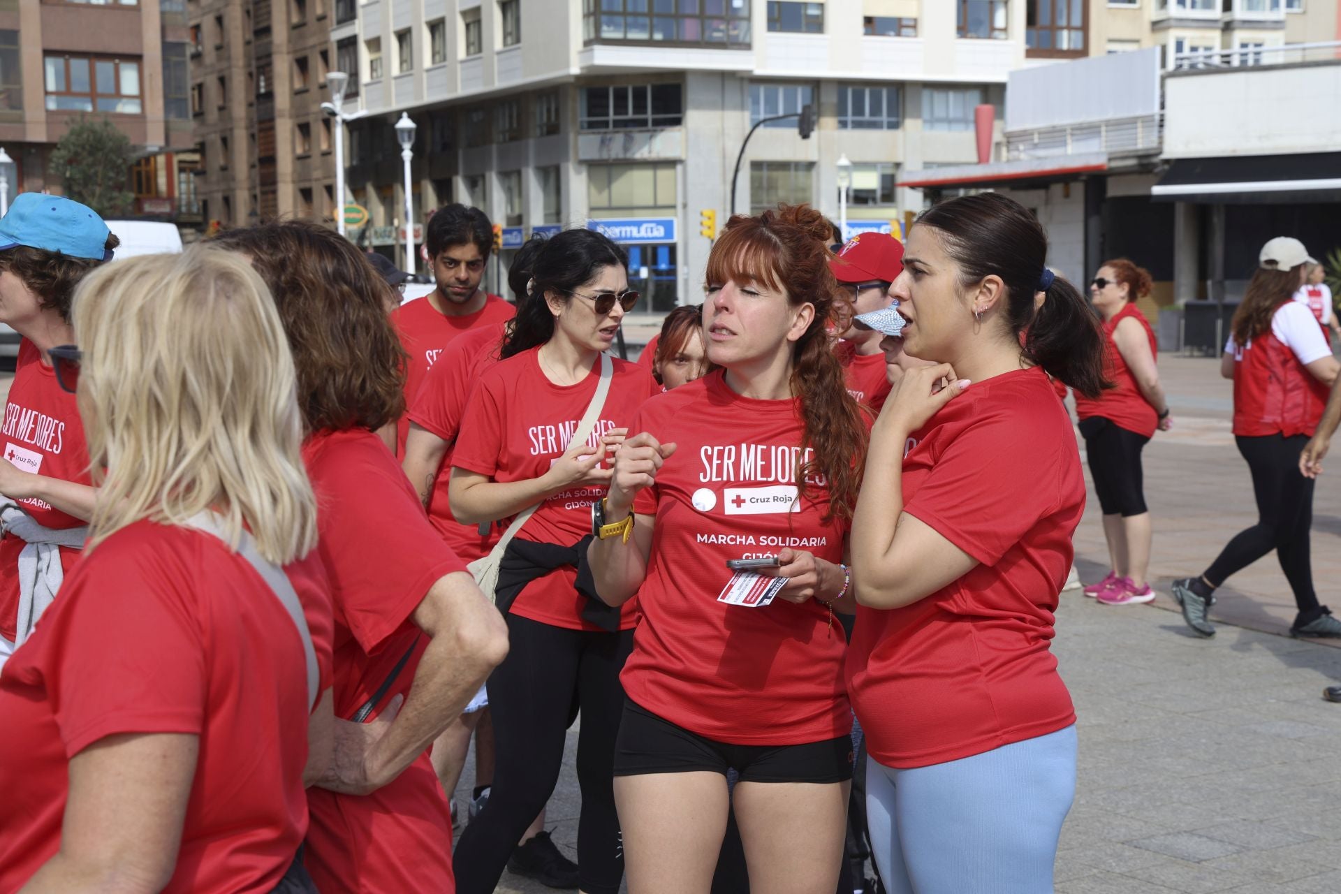 Marea de mil camisetas rojas en la marcha de Cruz Roja en Gijón