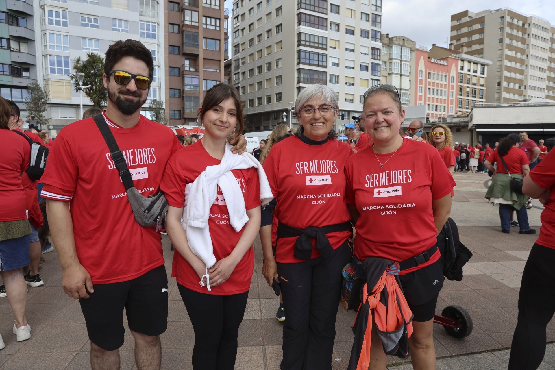 Marea de mil camisetas rojas en la marcha de Cruz Roja en Gijón
