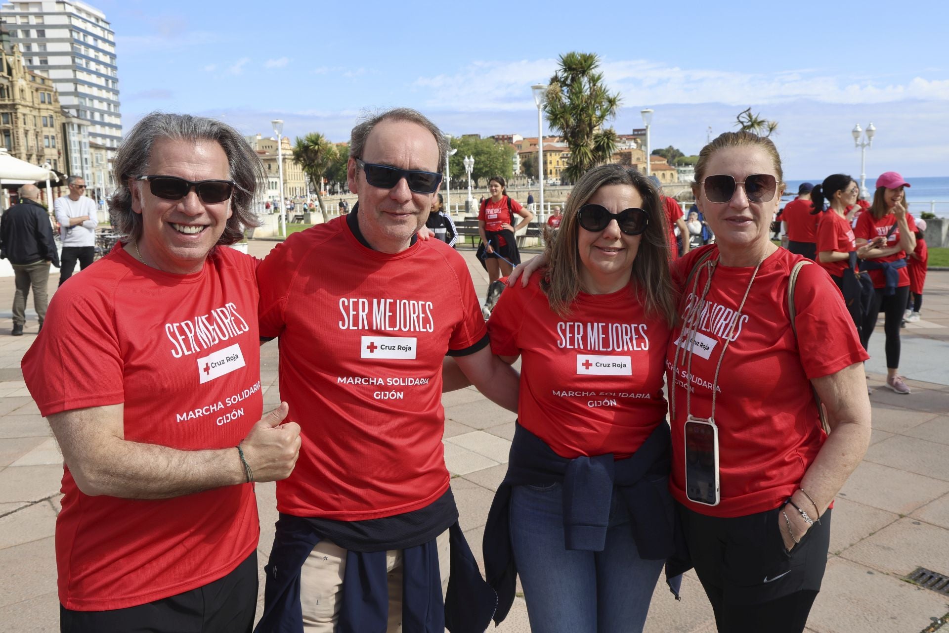 Marea de mil camisetas rojas en la marcha de Cruz Roja en Gijón