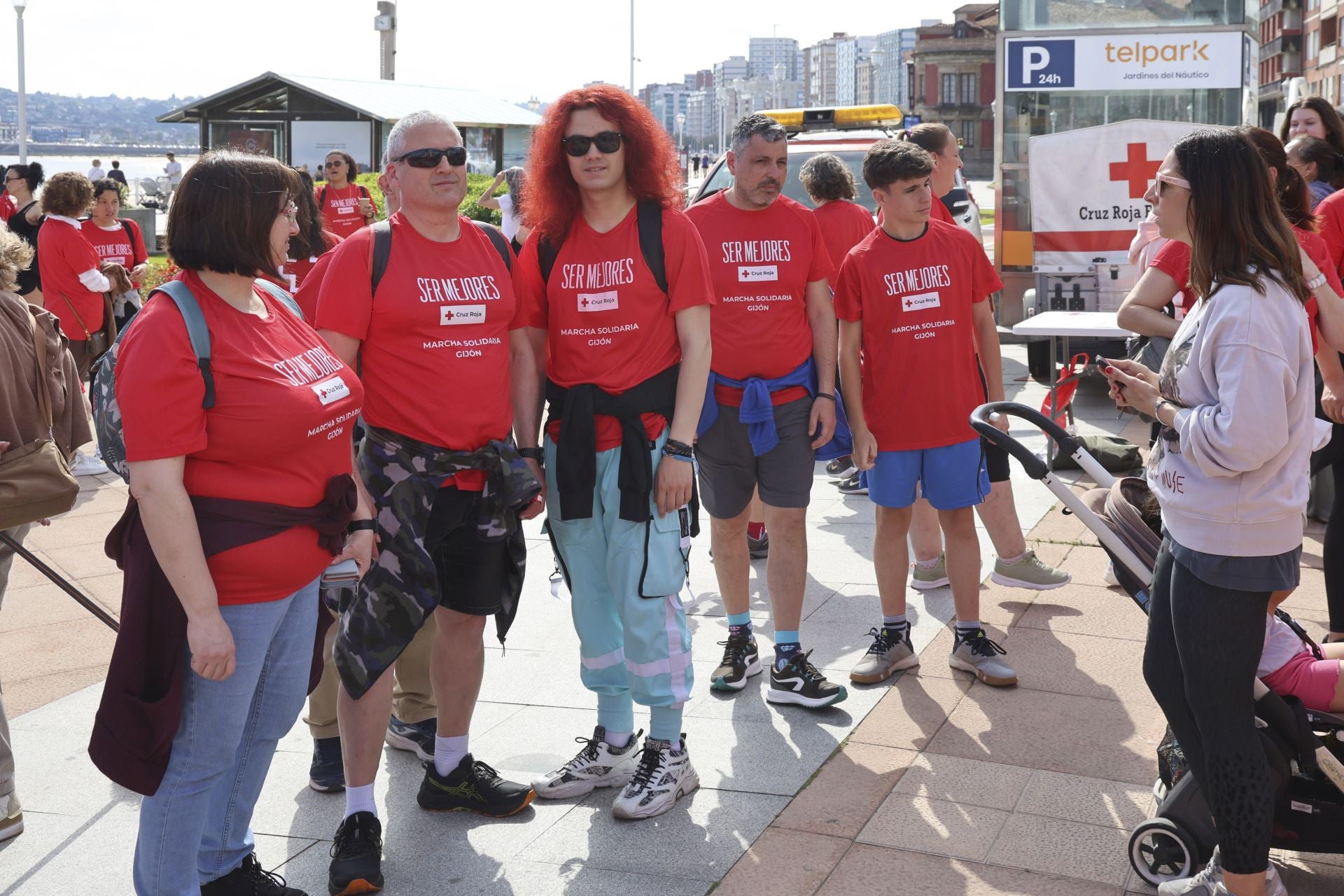 Marea de mil camisetas rojas en la marcha de Cruz Roja en Gijón