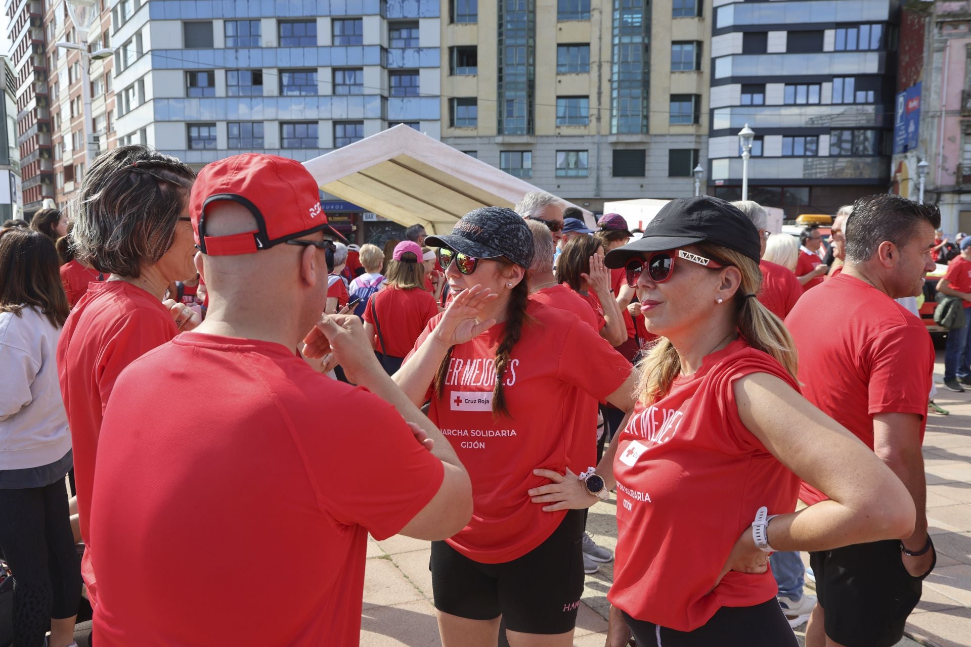 Marea de mil camisetas rojas en la marcha de Cruz Roja en Gijón