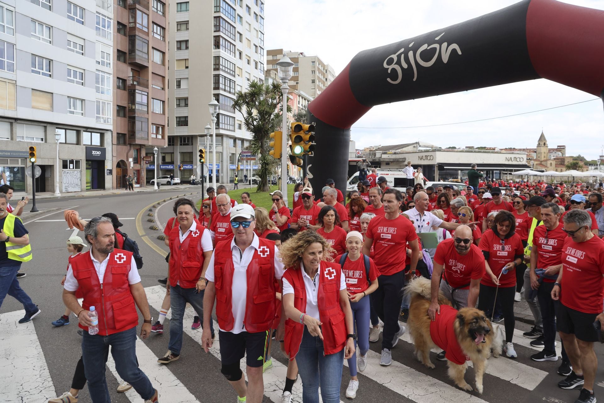 Marea de mil camisetas rojas en la marcha de Cruz Roja en Gijón