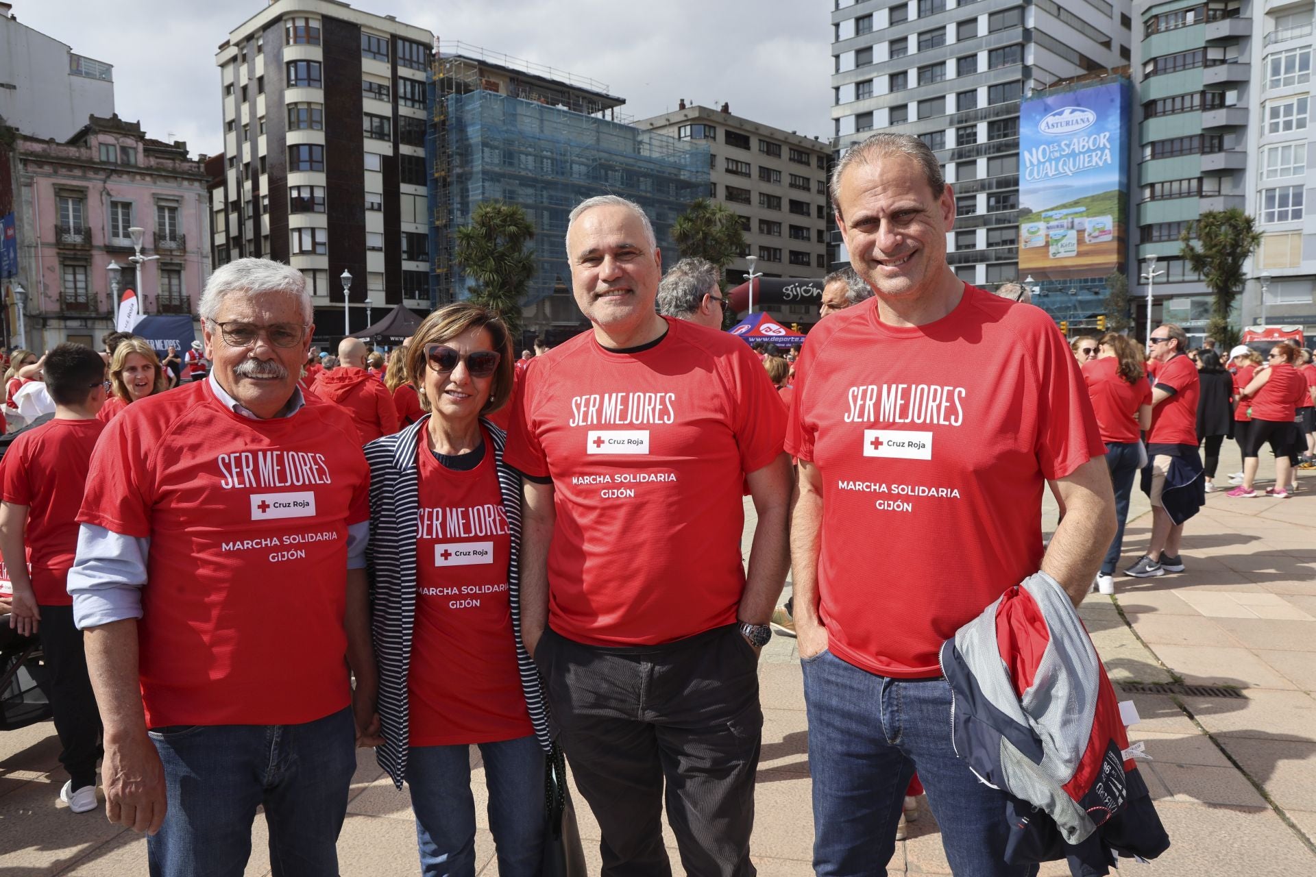 Marea de mil camisetas rojas en la marcha de Cruz Roja en Gijón