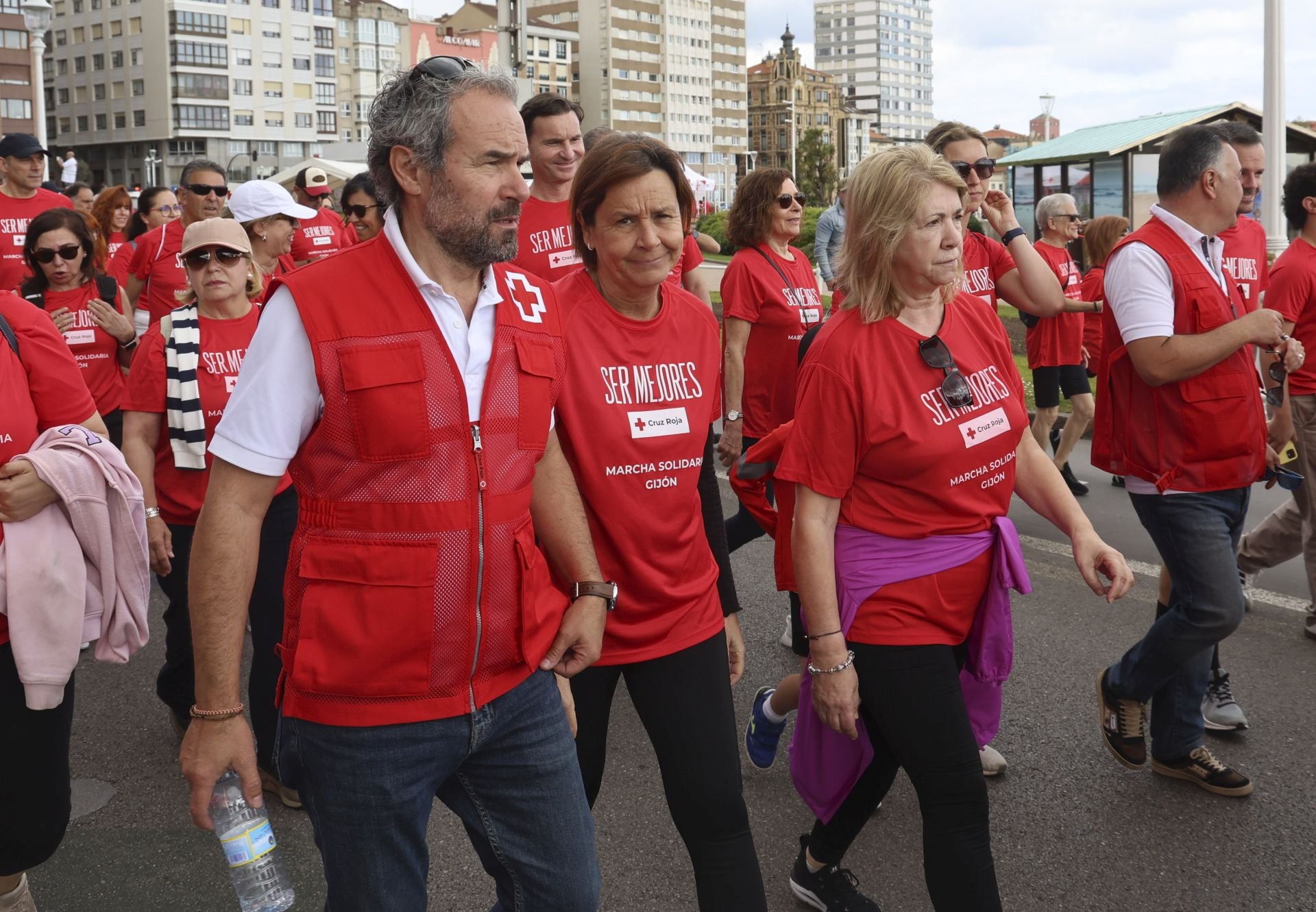 Marea de mil camisetas rojas en la marcha de Cruz Roja en Gijón