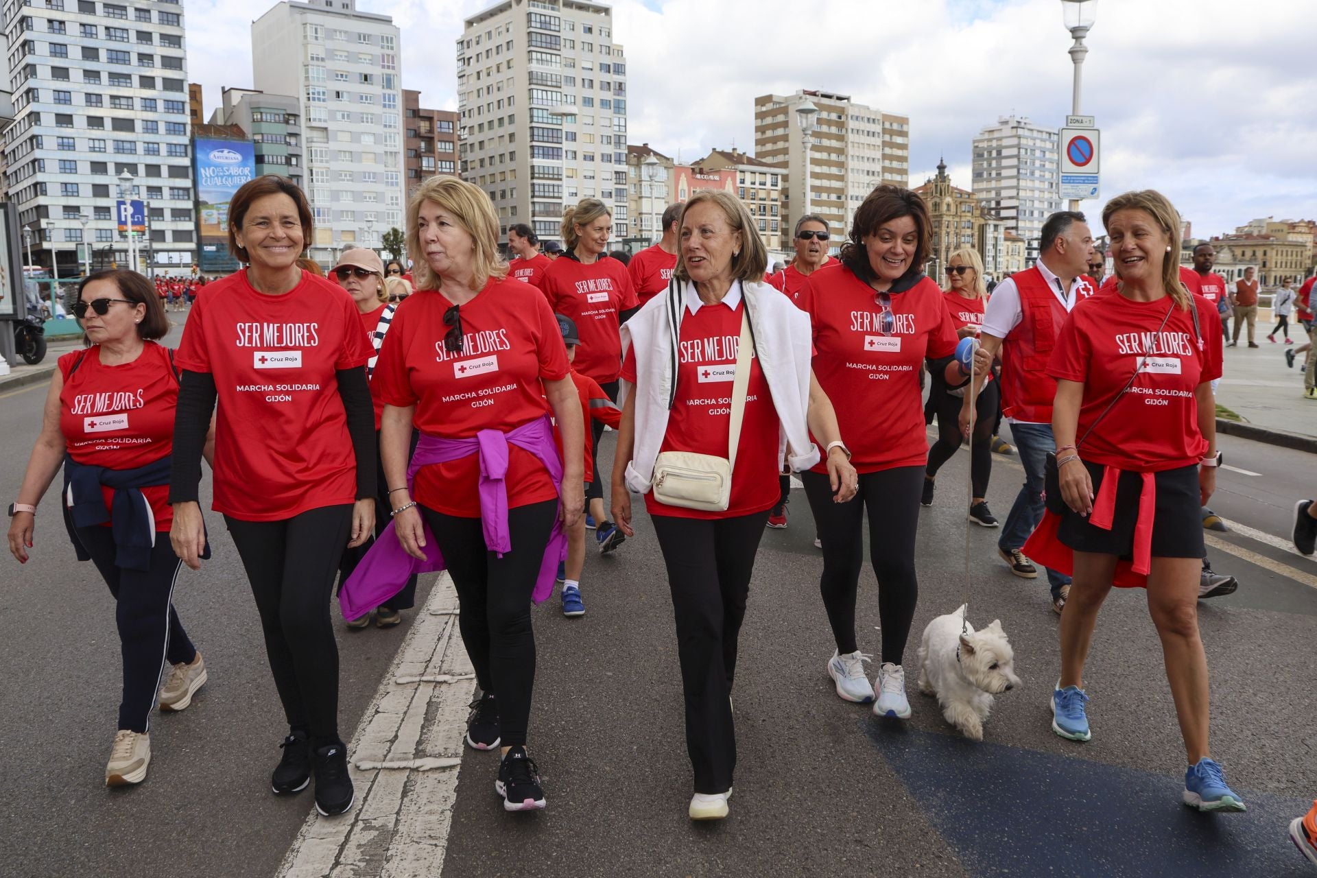 Marea de mil camisetas rojas en la marcha de Cruz Roja en Gijón
