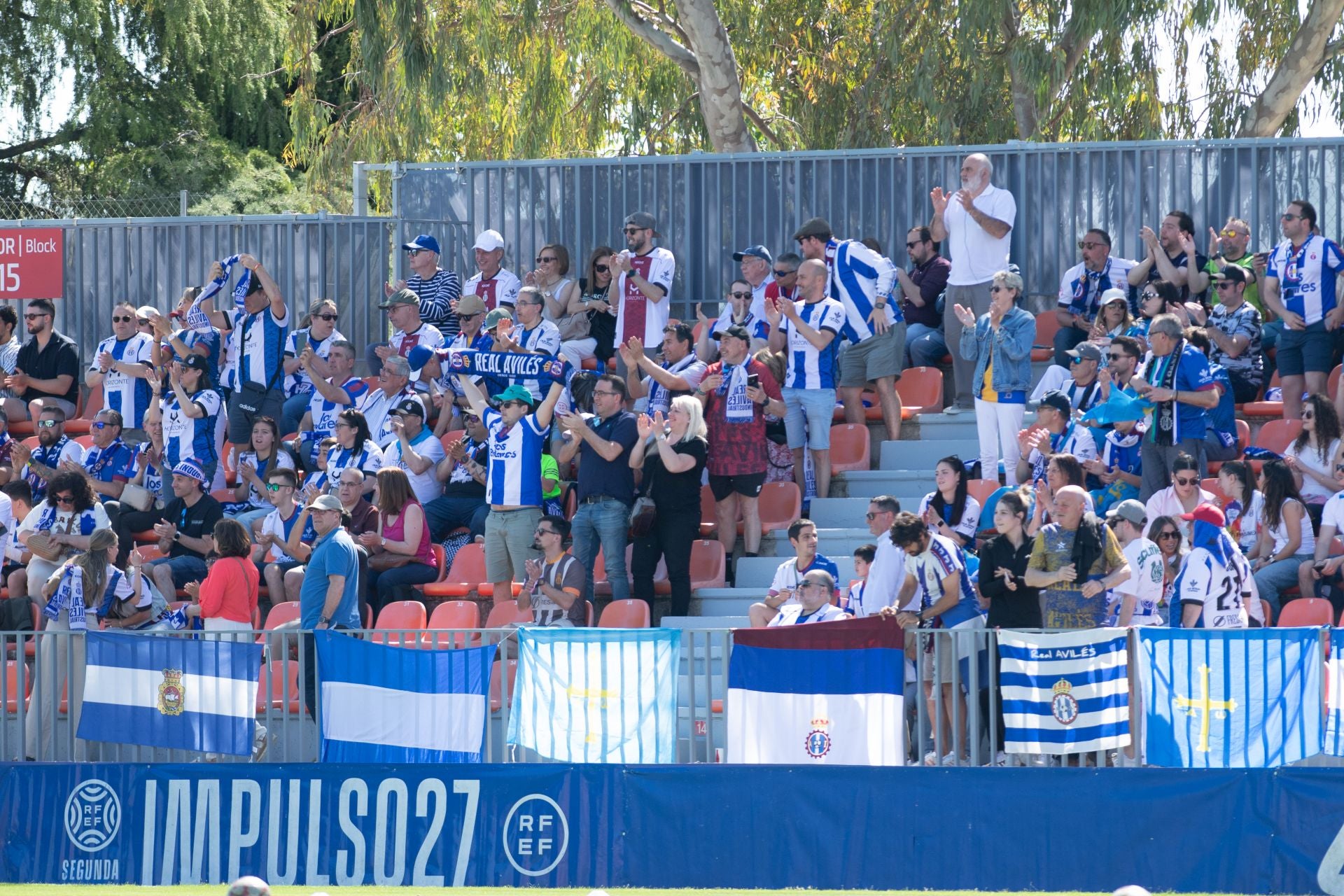 La afición del Real Avilés, a por todas en Madrid