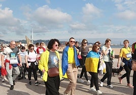 Ucranianos y españoles apoyan la caminata solidaria.