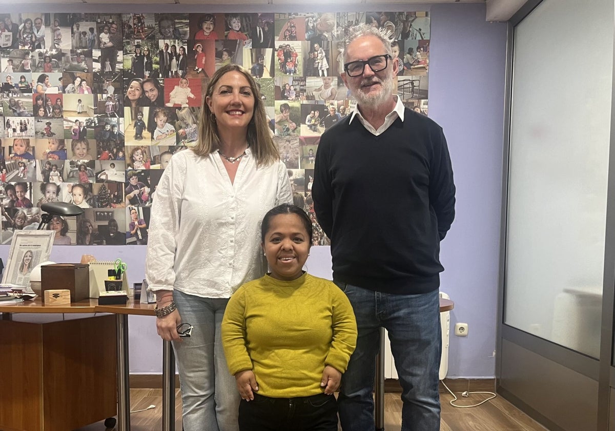 Susana Noval, directora de la Fundación Alpe; Rafael Cofiño, diputado de Sumar, y Karol Calampa, secretaria de la Fundación Alpe en la sede de Gijón.