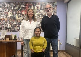 Susana Noval, directora de la Fundación Alpe; Rafael Cofiño, diputado de Sumar, y Karol Calampa, secretaria de la Fundación Alpe en la sede de Gijón.
