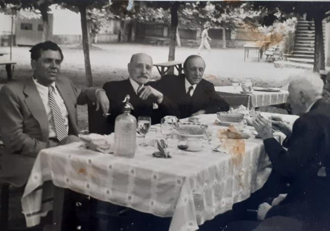 Sentados en el Somió Park el 23 de agosto de 1953: Pelayo Alonso, Rafael Loredo Prendes y Nicanor Piñole. Frente a ellos, de lado, Gaspar Cienfuegos Jovellanos y, casi tapado, el general Fernando Arroyo.