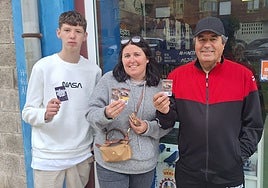 Los tres primeros aficionados del Real Avilés en la cola de la tienda oficial.