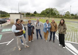La alcaldesa, Mariví Monteserín, junto a miembros del gobierno local y de la empresa adjudicataria, durante la inauguración del nuevo aparcamiento de La Grandiella.