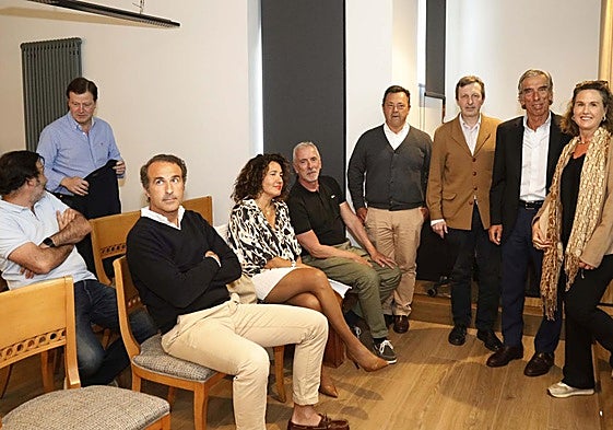 Tito Cueto-Felgueroso, presidente del Club Tenis Gijón, segundo por la derecha, antes de comenzar la asamblea anual de la entidad.