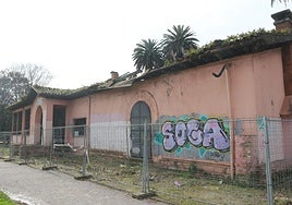 El antiguo bar del parque del Lauredal, que fue derribado en 2023 dado su avanzado deterioro.