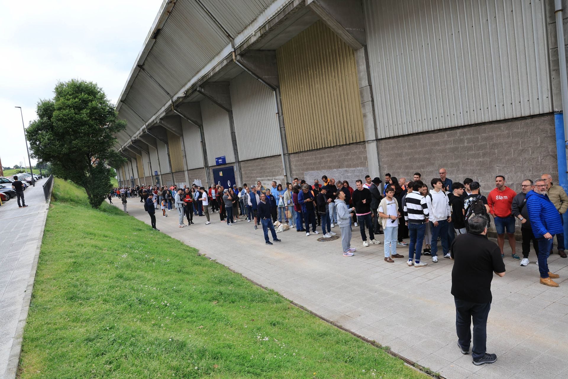 Locurón para hacerse con una entrada y animar al Real Avilés en el Suárez Puerta