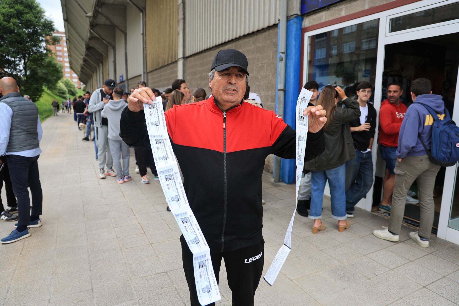 Locurón para hacerse con una entrada y animar al Real Avilés en el Suárez Puerta