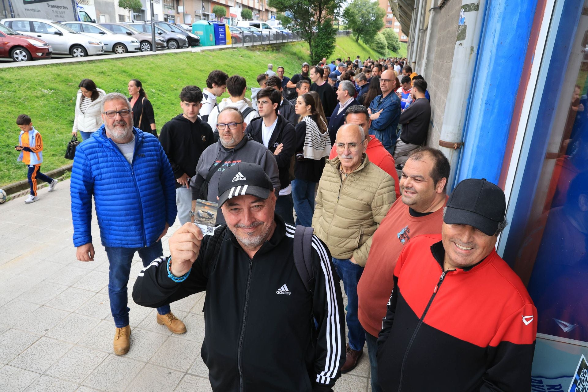 Locurón para hacerse con una entrada y animar al Real Avilés en el Suárez Puerta