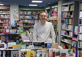 El presidente de los libreros de Oviedo, Enrique Maradona.