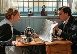 Doña Pía y Curro charlan en una escena de 'La Promesa'.