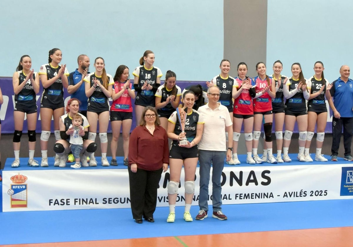 Las jugadoras de La Curtidora reciben el trofeo en presencia del edil de deportes.