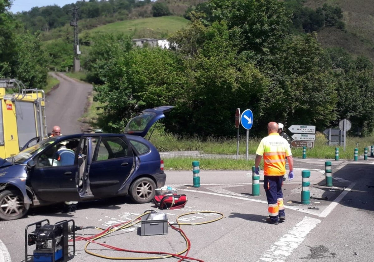 Trabajos para normalizar el tráfico tras evacuar a las dos mujeres accidentadas.