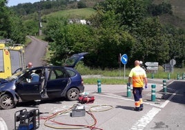Trabajos para normalizar el tráfico tras evacuar a las dos mujeres accidentadas.